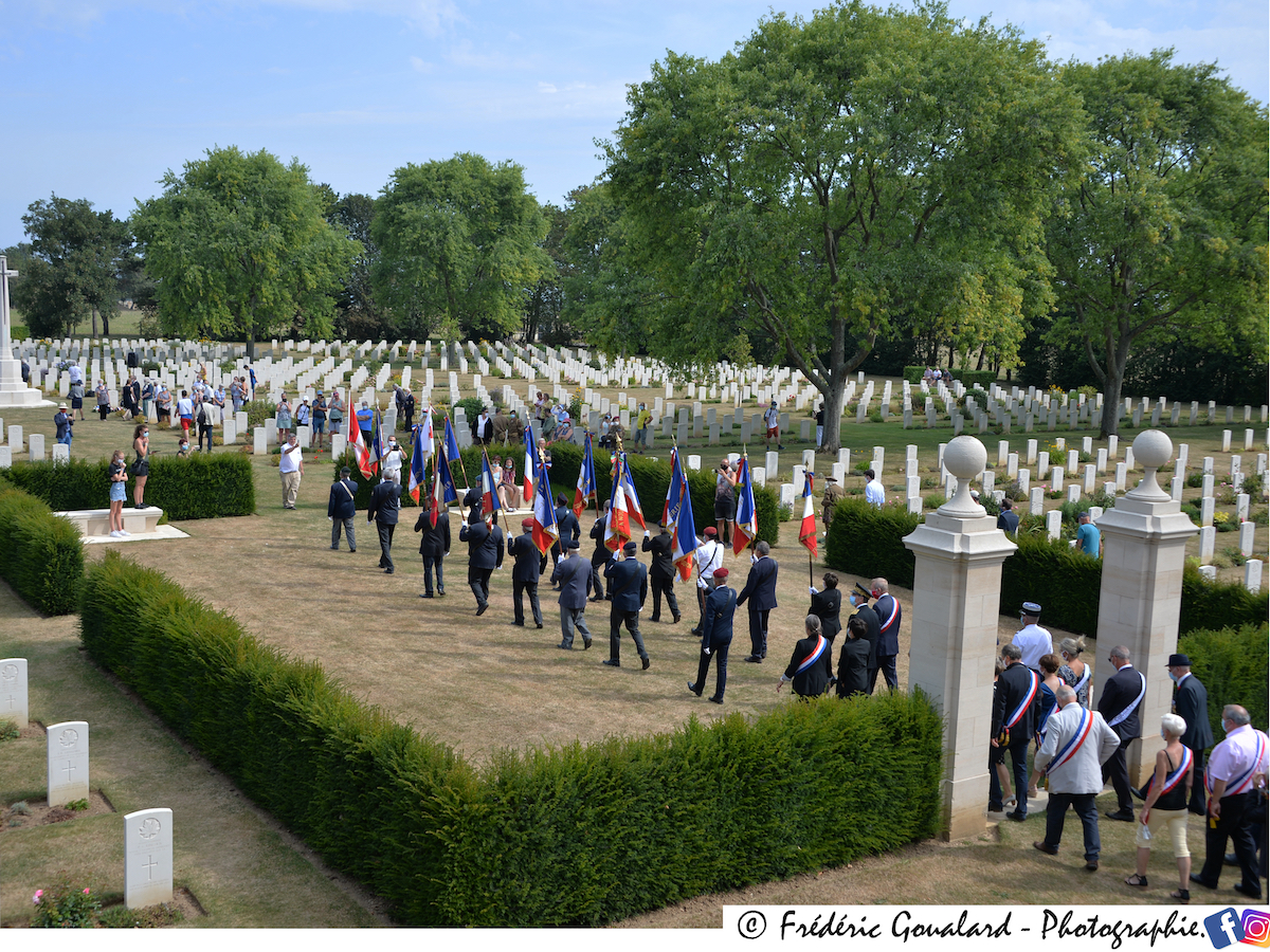 Cérémonie aux lumières en hommage aux soldats Acadiens dans le cimetière de Bény / Festival 