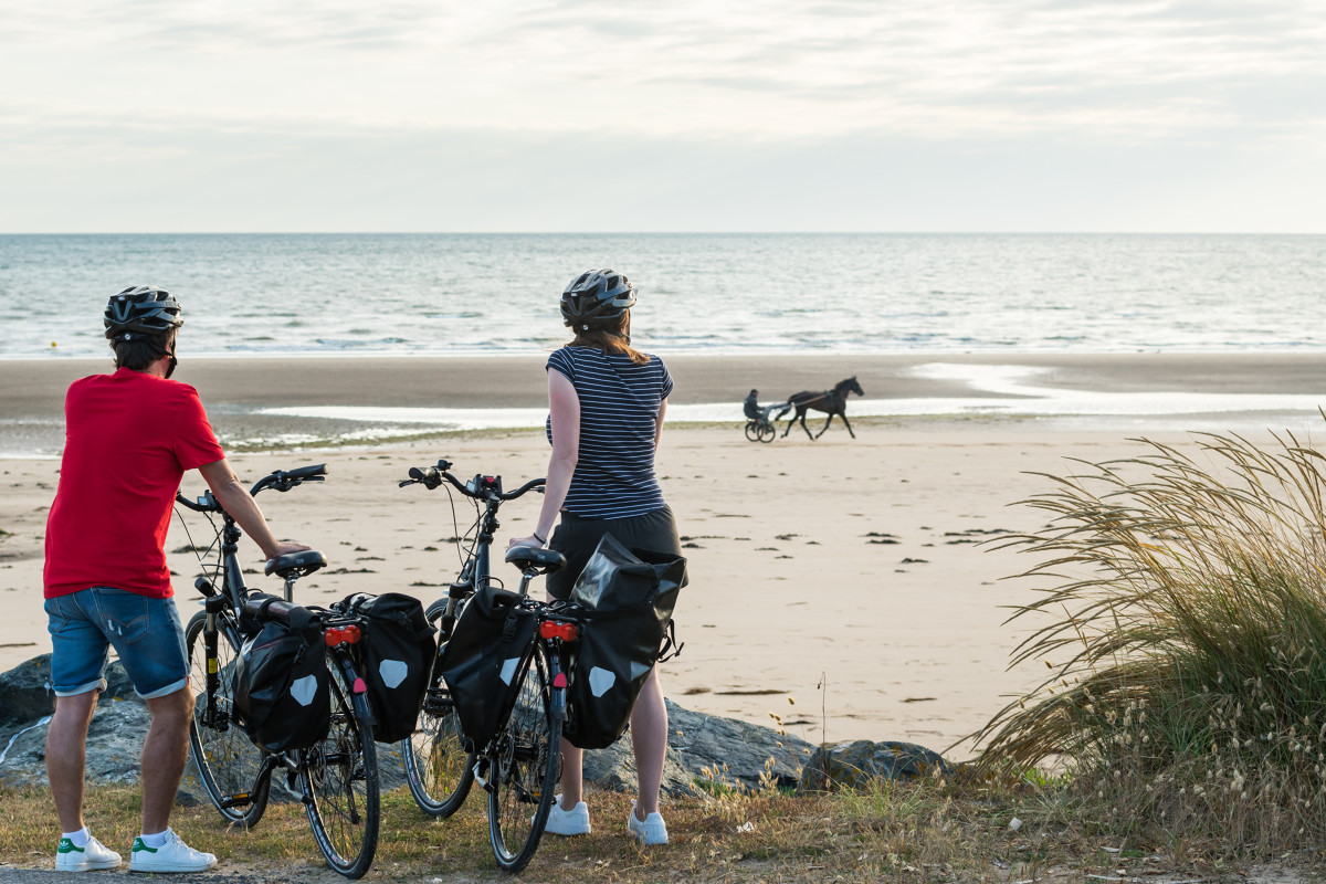   Velo_sur_Omaha_Beach-EV4-Emmanuel_Berthier-1200px 