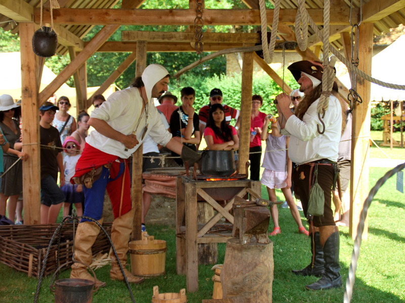 Le Moyen-Age en fête - ©Château de Crèvecoeur Le Moyen-Age en fête - ©Château de Crèvecoeur