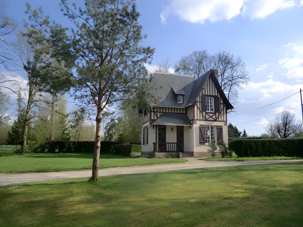Le Chalet du Château de Courtonne, Courtonne les deux églises, extérieur 2 - ©M. Odend'hal - Clévacances Le Chalet du Château de Courtonne, Courtonne les deux églises, extérieur 2 - ©M. Odend'hal - Clévacances