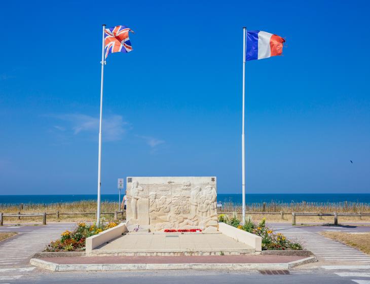 295406-Stele_d-hommage_aux_commandos_Kieffer-Caen_la_mer_Tourisme___Les_Conteurs_(Droits_reserves_Office_de_Tourisme___des_Congres)-1500px