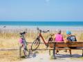 295414-Balade_a_velo_en_bord_de_mer-Caen_la_mer_Tourisme___Les_Conteurs_(Droits_reserves_OTC)-1200px