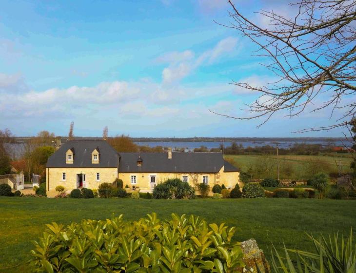 Le domaine des roseraies avec vue sur les marais