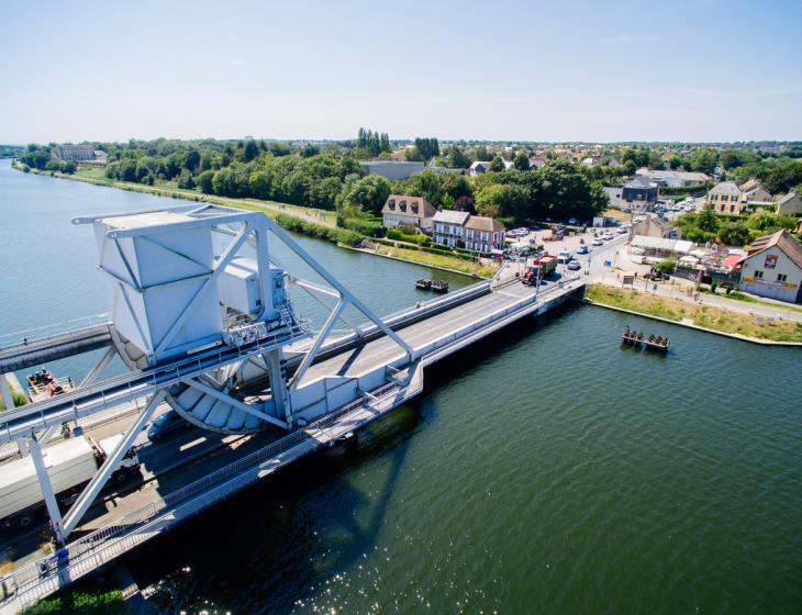Pegasus-Bridge-vu-du-ciel-Caen-la-mer-Tourisme---Les-Conteurs