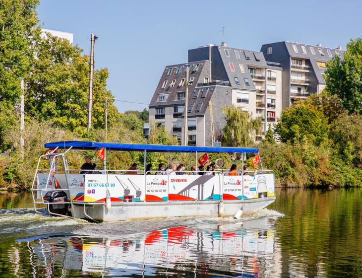522539-Promenade_en_bateau_sur_le_canal_de_Caen_a_la_mer-Caen_la_mer_Tourisme___Les_Conteurs_(Droits_reserves_Office_de_Tourisme___des_Congres)