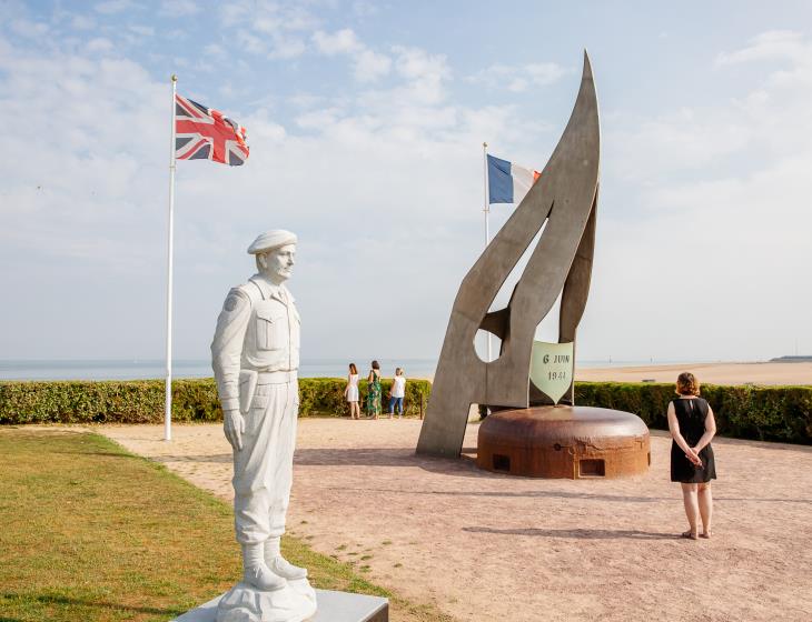 Ouistreham__Monument_de_la_Flamme_et_statue_du_commandant_francais_Philippe_Kieffer-