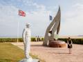 Ouistreham__Monument_de_la_Flamme_et_statue_du_commandant_francais_Philippe_Kieffer-