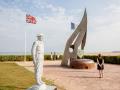 522757-Ouistreham__Monument_de_la_Flamme_et_statue_du_commandant_francais_Philippe_Kieffer-Caen_la_mer_Tourisme___Les_Conteurs_(Droits_reserves_Office_de_Tourisme___des_Congres)