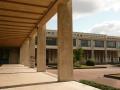 Caen__Universite_c_colonnes_gravees_soutenant_la_galerie_vitree