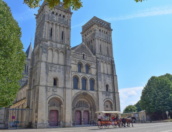 533842-Caen__abbaye_aux_Dames__parvis_de_l_eglise_Saint-Gilles