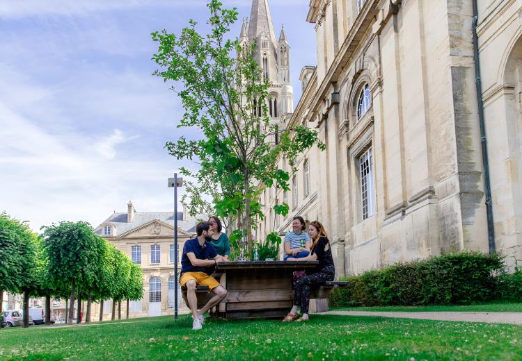 551025-Pique_nique_pres_de_l_Abbaye_aux_Hommes-Caen_la_mer_Tourisme___Alix_JONET-1200px