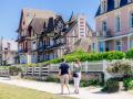 551612-Les_villas_du_bord_de_mer-Caen_la_mer_Tourisme___Les_Conteurs_(Droits_reserves_Office_de_Tourisme___des_Congres)-1200px