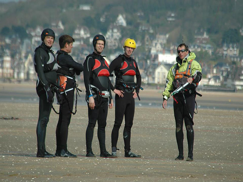 Le Menhir Kiteschool - Cours sur la plage de Cabourg - ©© Le Menhir Le Menhir Kiteschool - Cours sur la plage de Cabourg - ©© Le Menhir