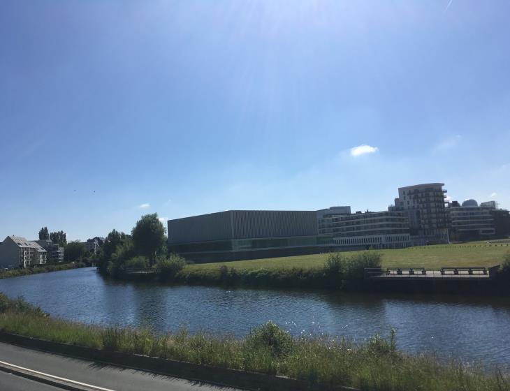 Vue sur canal menant à la mer