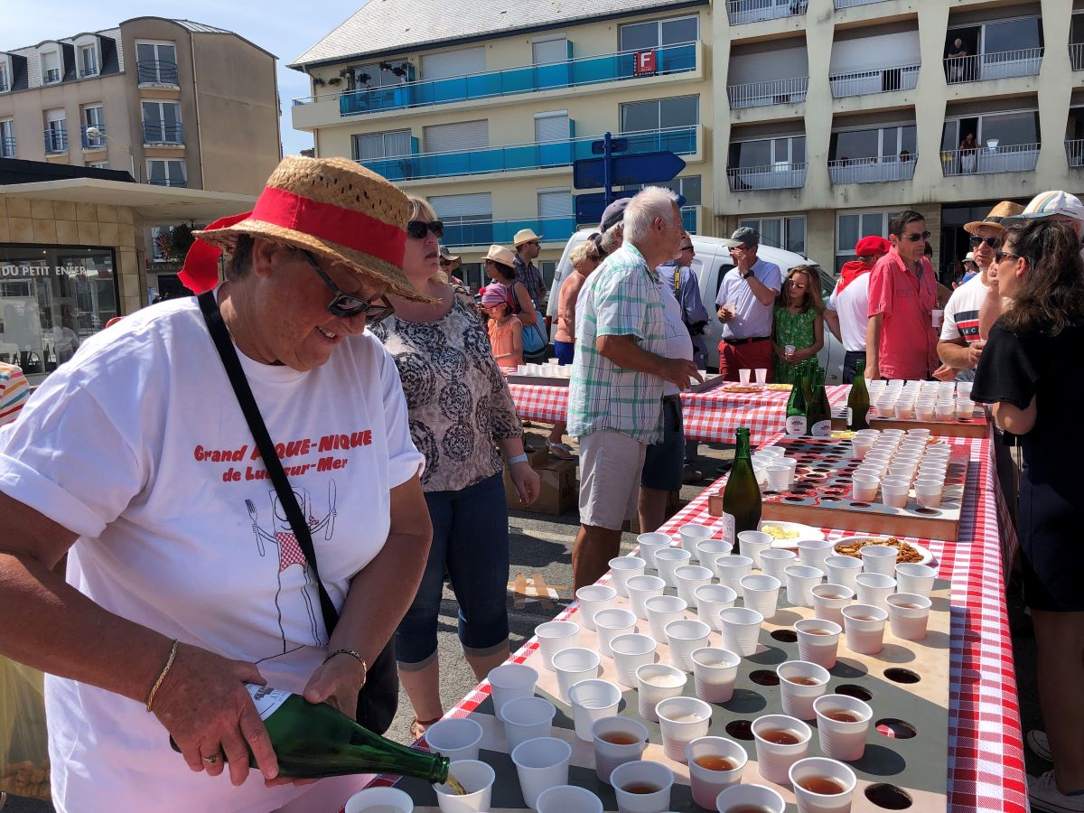 APERITIF-GRAND-PIQUE-NIQUE-SUR-LA-DIGUE-LUC-SUR-MER-JUILLET-2019-CREDIT-MATHILDE-LELANDAIS
