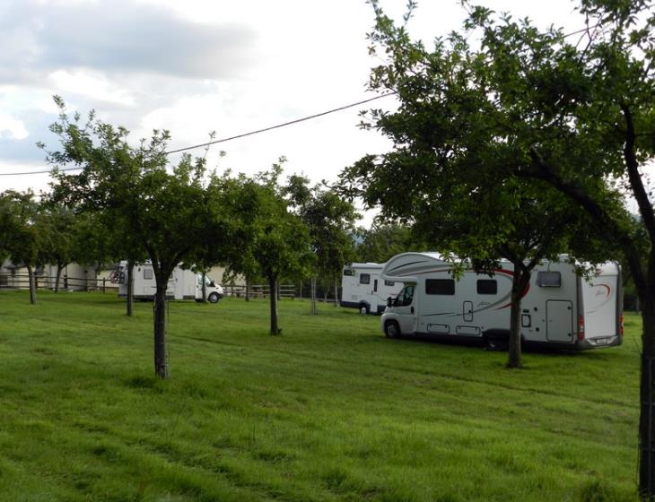 Aire pour camping-cars Le Lieu Chéri à Ouilly le Vicomte près de Lisieux champs