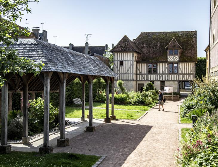 Arrières des Dominicaines&herbe&colombage&lavoir&buisson&fenetre