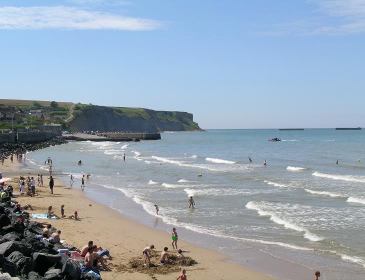 Arromanches-plage-et-vestiges-port-artificiel