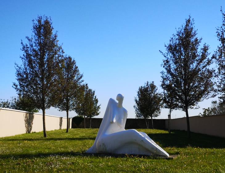Sculpture de Serge Saint dans Basly