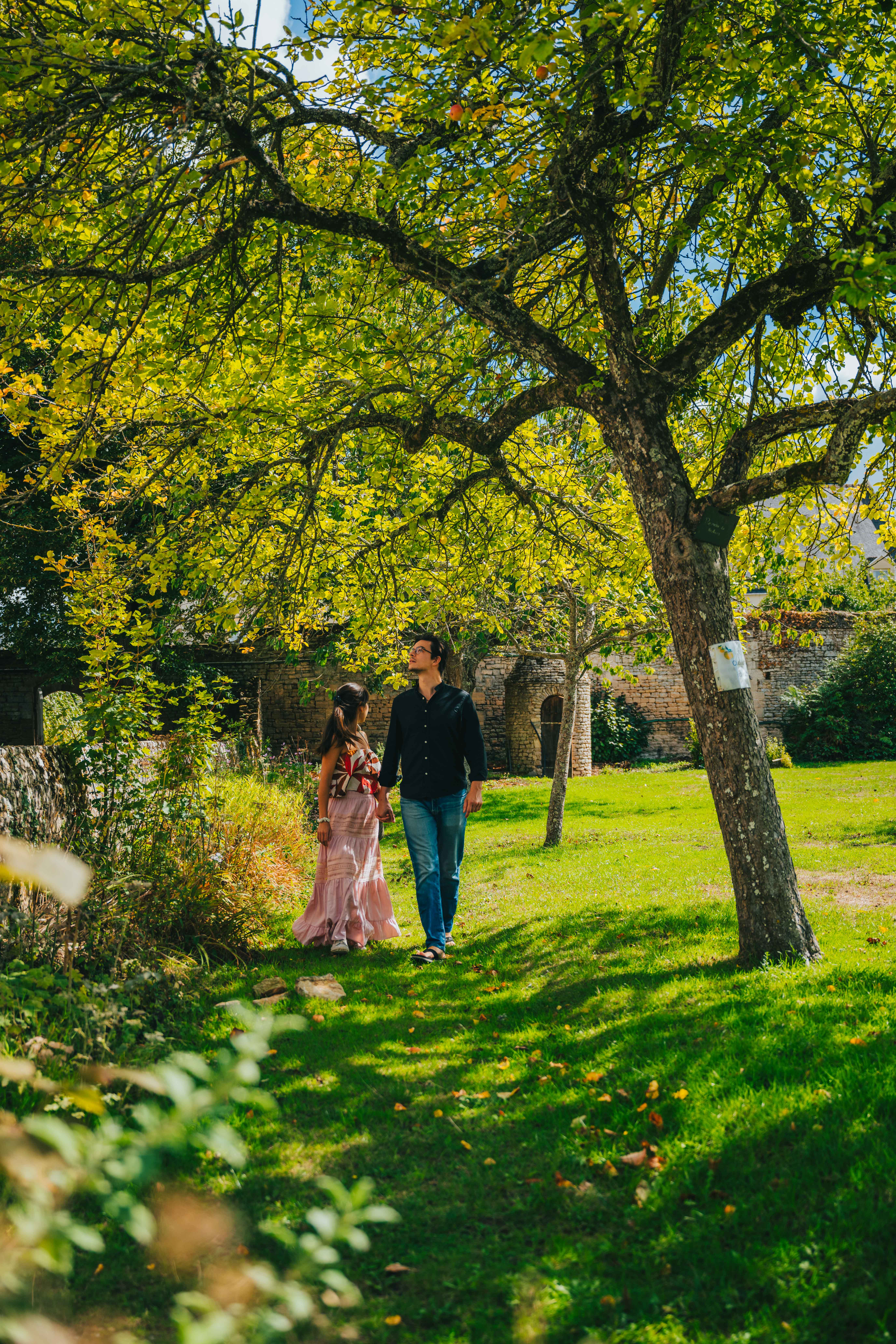 Famille en randonnée dans la campagne normande à l'automne