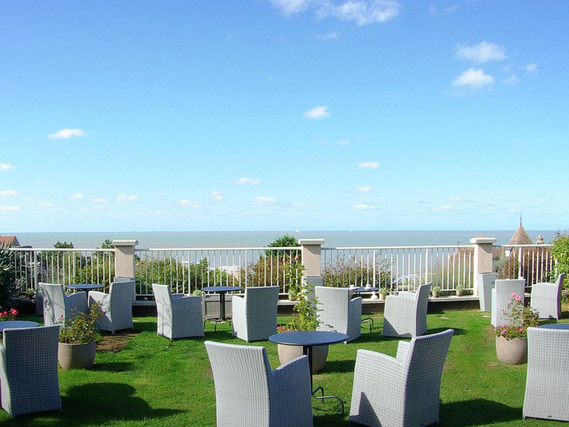 Bellevue Hotel - Villerville - jardin terrasse - ©Bellevue Hotel - Villerville Bellevue Hotel - Villerville - jardin terrasse - ©Bellevue Hotel - Villerville