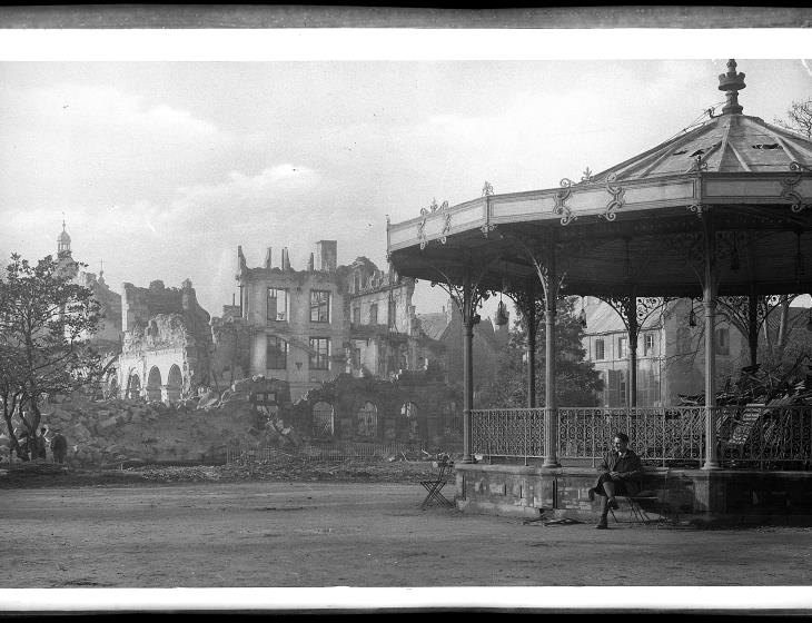 Caen, place de la République, 1944. Archives du Calvados. Fonds Robert Delassale, 5Fi/5