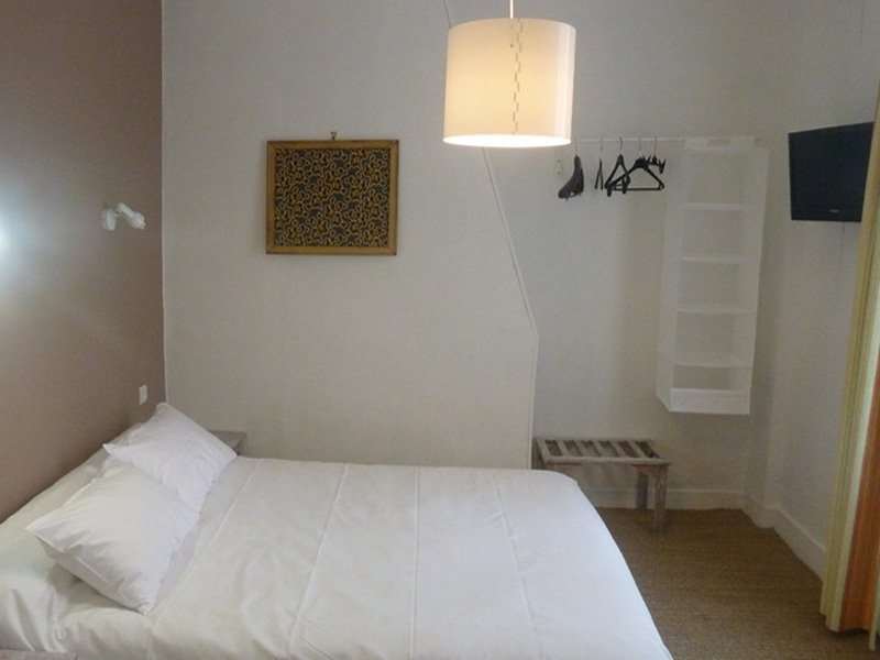 Chambre double standard à l'hôtel de la Paix - Trouville sur Mer - ©Hôtel de la Paix** Chambre double standard à l'hôtel de la Paix - Trouville sur Mer - ©Hôtel de la Paix**