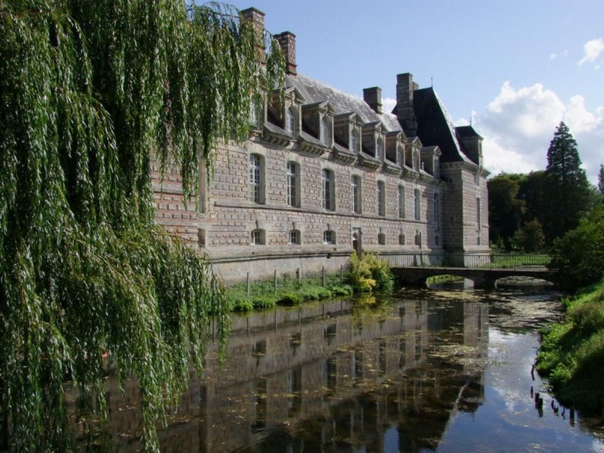 Douves. Château Le Kinnor 