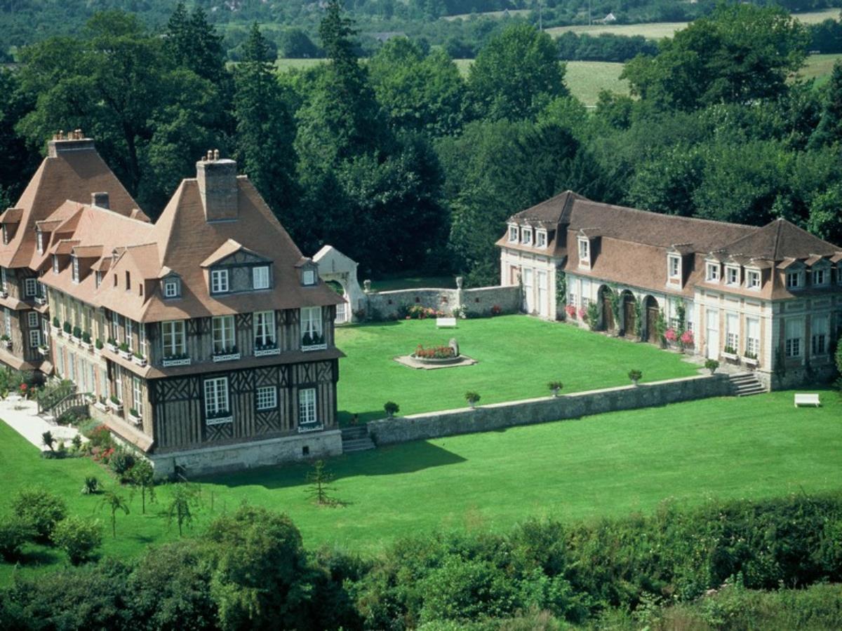 Chateau du Breuil Distillerie de Calvados prés de Lisieux Vue aérienne