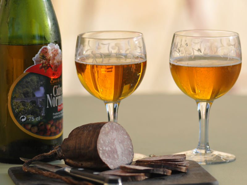 Cidre de Normandie et andouille de Vire - ©JM Gatey Cidre de Normandie et andouille de Vire - ©JM Gatey