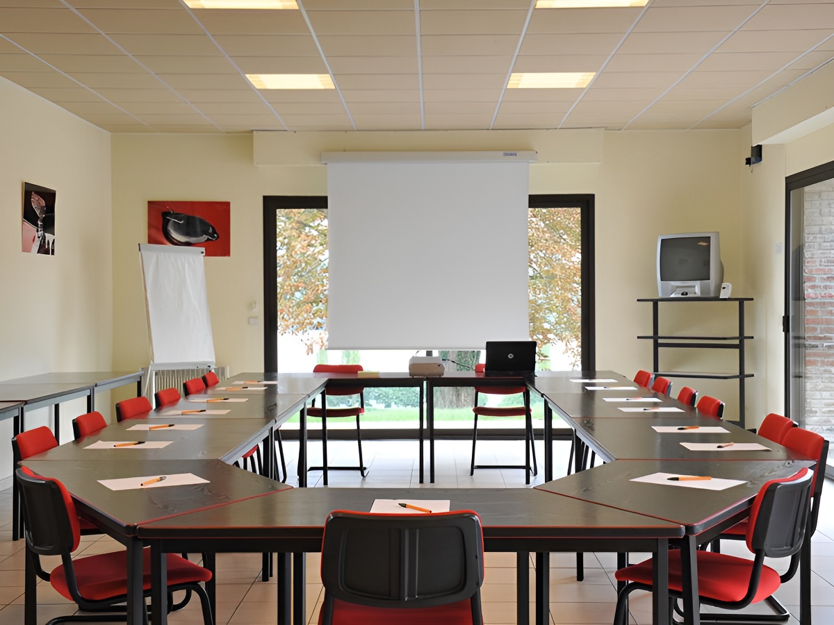 Salle de seminaire du Domaine E.I.A - ©S. Dévé Salle de seminaire du Domaine E.I.A - ©S. Dévé