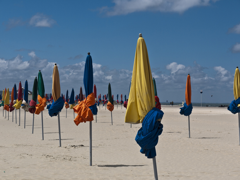 Parasols à Deauville - ©M. Bischoff / Calvados Tourisme Parasols à Deauville - ©M. Bischoff / Calvados Tourisme