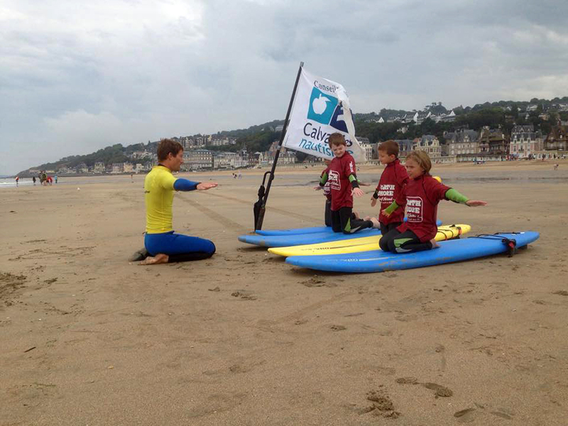 Des enfants en cours de surf avec Stive - ©© North Shore Des enfants en cours de surf avec Stive - ©© North Shore