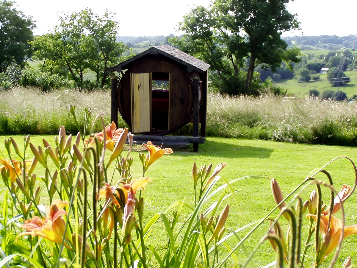 Domaine de la Cour au Grip - Repentigny - tonneau avec jardin - ©Domaine de la Cour au Grip Domaine de la Cour au Grip - Repentigny - tonneau avec jardin - ©Domaine de la Cour au Grip