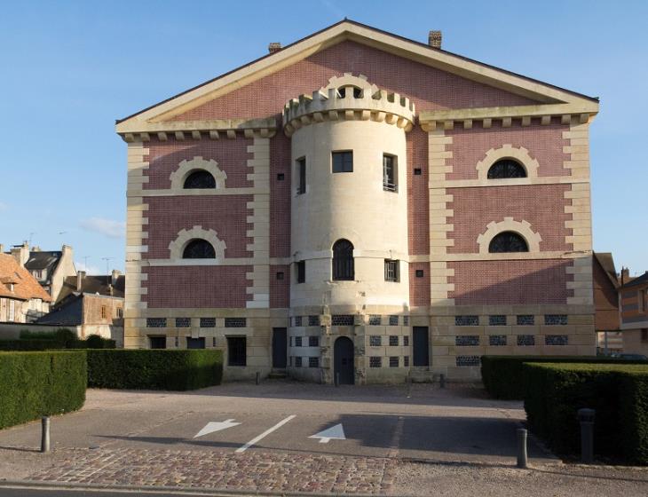 Façade de l'ancienne prison (Pont-l'Évêque, Calvados, France)