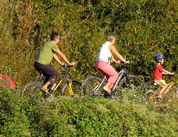 Famille-à-vélo-dans-le-Calv