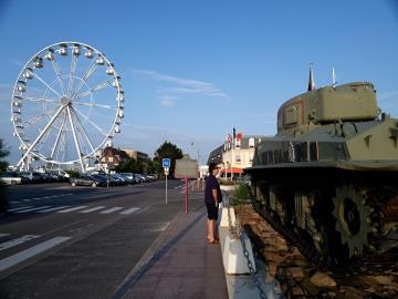 GRANDE-ROUE-CHAR-COURSEULLES-SUR-MER-ETE-2018-CREDIT-FRANCOIS-DUPONT