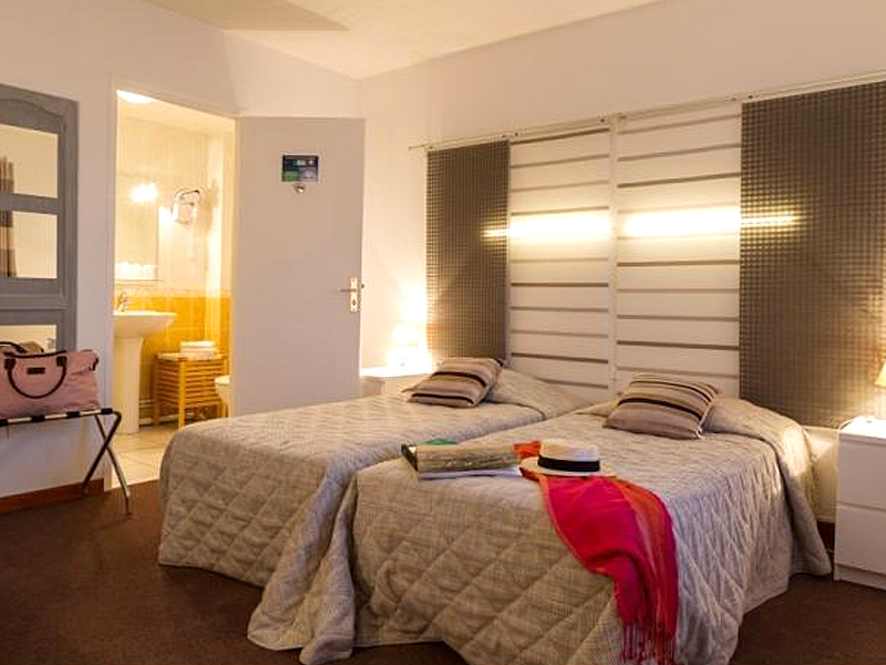 Hôtel L'Idéal Le Mountbatten - Arromanches - chambre 2 - ©Hôtel L'Idéal Le Mountbatten Hôtel L'Idéal Le Mountbatten - Arromanches - chambre 2 - ©Hôtel L'Idéal Le Mountbatten