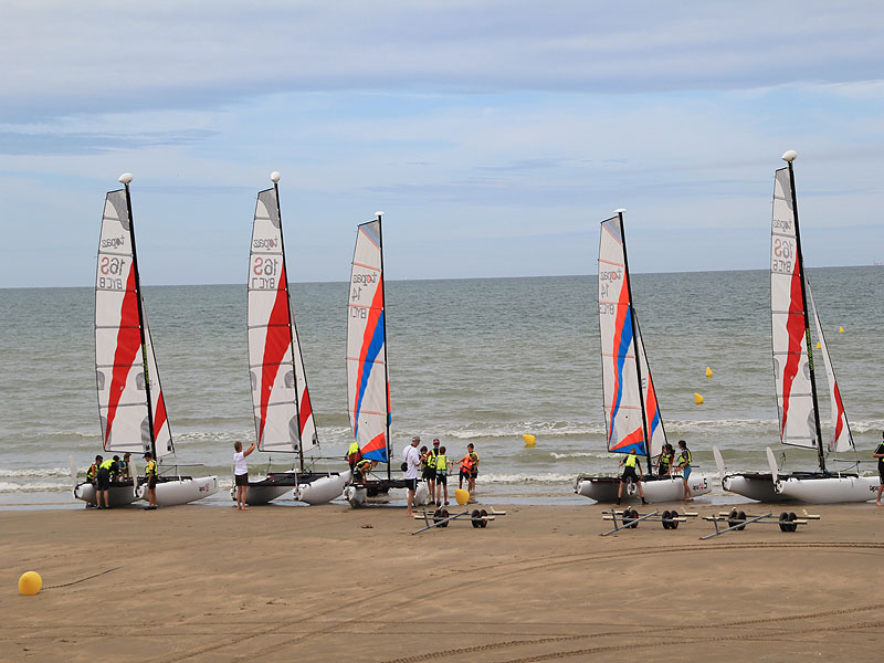 Stage de Catamaran sur la plage de Blonville sur Mer - ©© BYC Stage de Catamaran sur la plage de Blonville sur Mer - ©© BYC