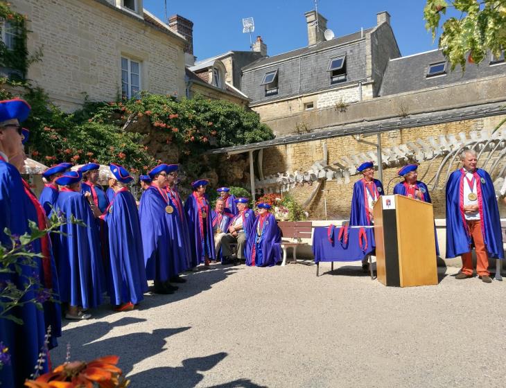 INTRONISATION-CHEVALIERS-DE-LA-BALEINE-CONFRERIE-DE-LA-BALEINE-LUC-SUR-MER-CREDIT-JEAN-CLARA