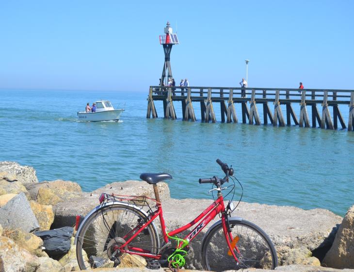 JETTEE-PORT-BATEAU-VELO-COURSEULLES-SUR-MER-CREDIT-ANNE-PEREZ-NEDELEC