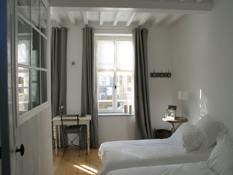 La maison sur le quai à Port en Bessin, chambre - ©Mme Berdeaux - Clévacances La maison sur le quai à Port en Bessin, chambre - ©Mme Berdeaux - Clévacances