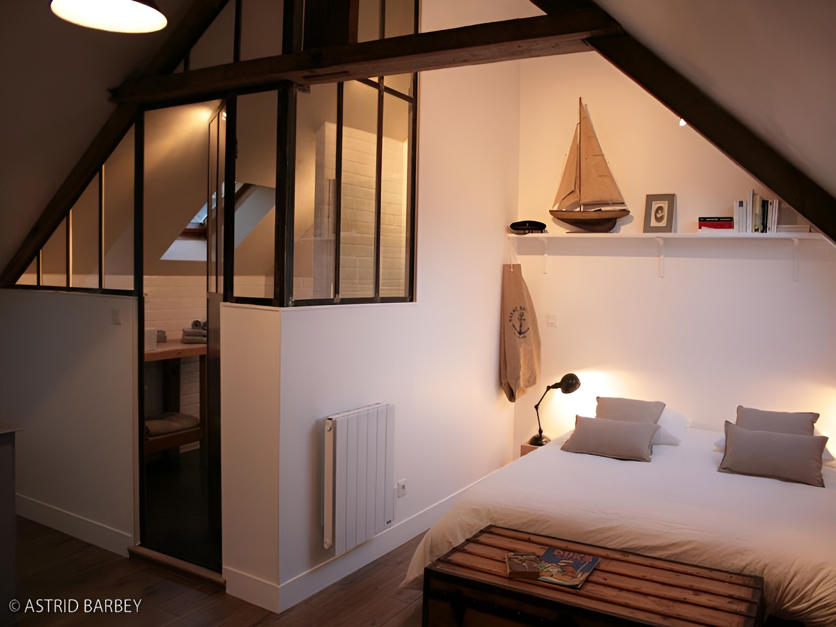 Le loft du matelot à Port en Bessin, coin nuit 2 - ©Astrid Barbey - Clévacances Le loft du matelot à Port en Bessin, coin nuit 2 - ©Astrid Barbey - Clévacances