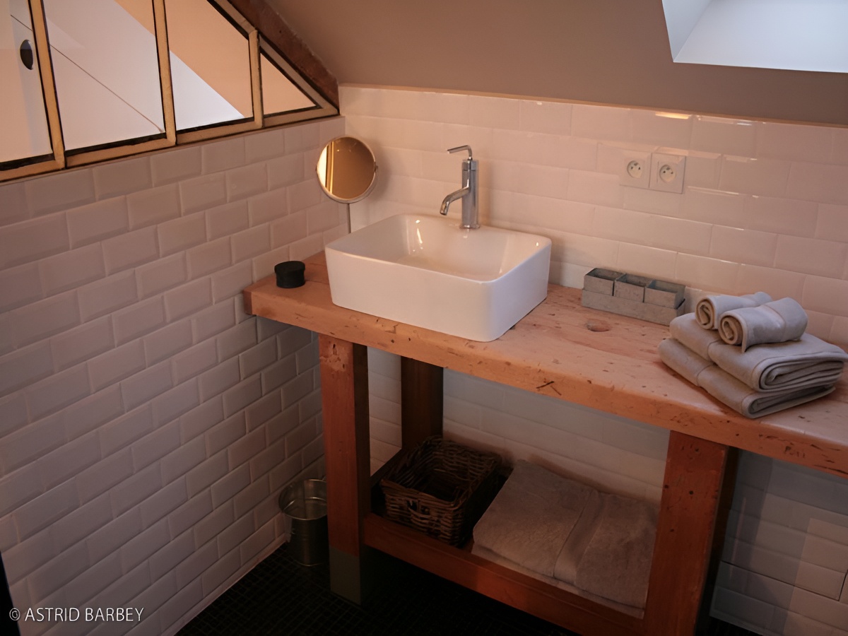 Le loft du matelot à Port en Bessin, salle d'eau - ©Astrid Barbey - Clévacances Le loft du matelot à Port en Bessin, salle d'eau - ©Astrid Barbey - Clévacances