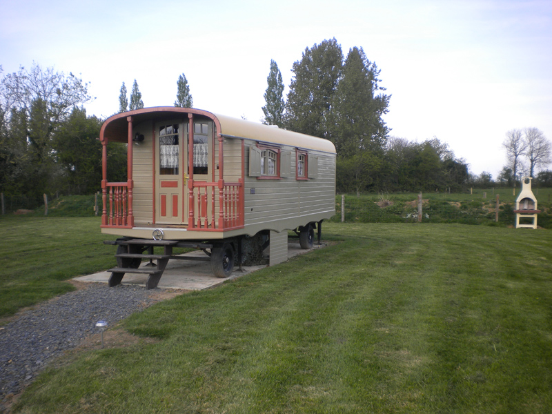 Roulotte à Les Oubeaux, extérieur - ©M. Hermier - Clévacances Roulotte à Les Oubeaux, extérieur - ©M. Hermier - Clévacances