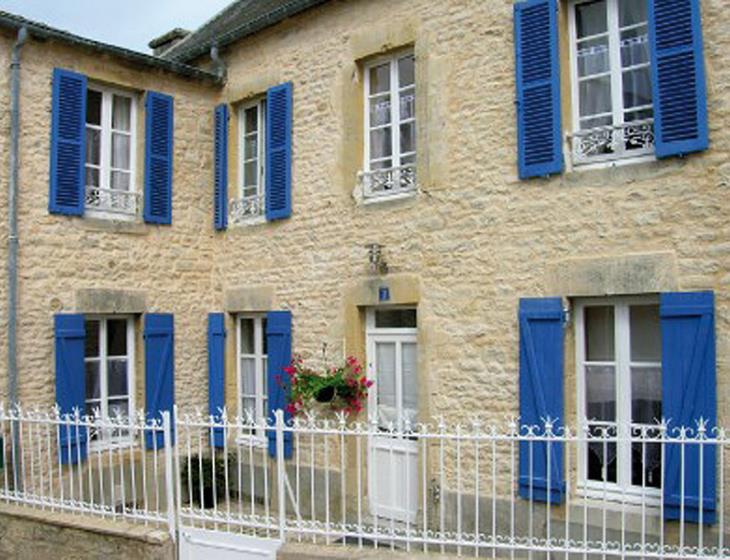 Le Mât de Cocagne à Arromanches, extérieur