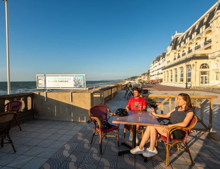 Pause_velo_sur_la_terrasse_du_Grand_Hotel_de_Cabourg-EV4-Emmanuel_Berthier-1200px (1)