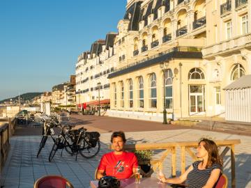 Pause_velo_sur_la_terrasse_du_Grand_Hotel_de_Cabourg-EV4-Emmanuel_Berthier-1200px