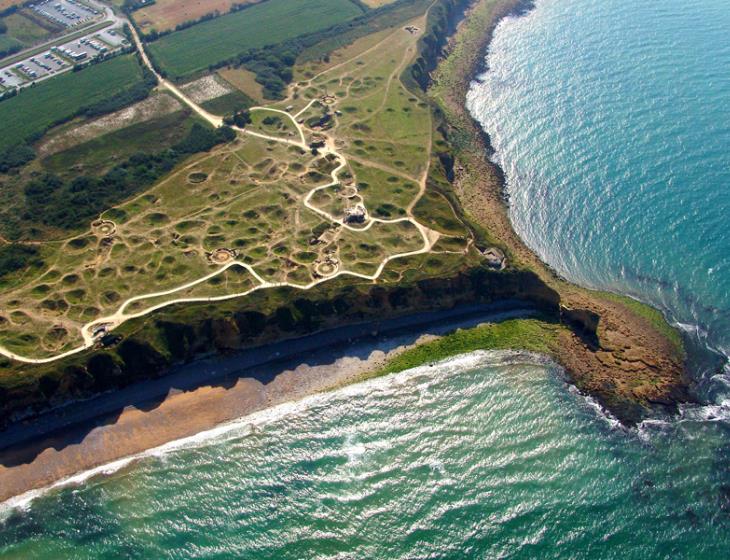 Vue aérienne de la Pointe du Hoc sur les plages du débarquement en Normandie