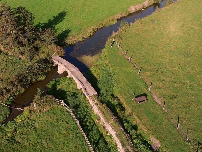 Pont balade sur la riviere Aure bessin - ©© Eolia Pont balade sur la riviere Aure bessin - ©© Eolia